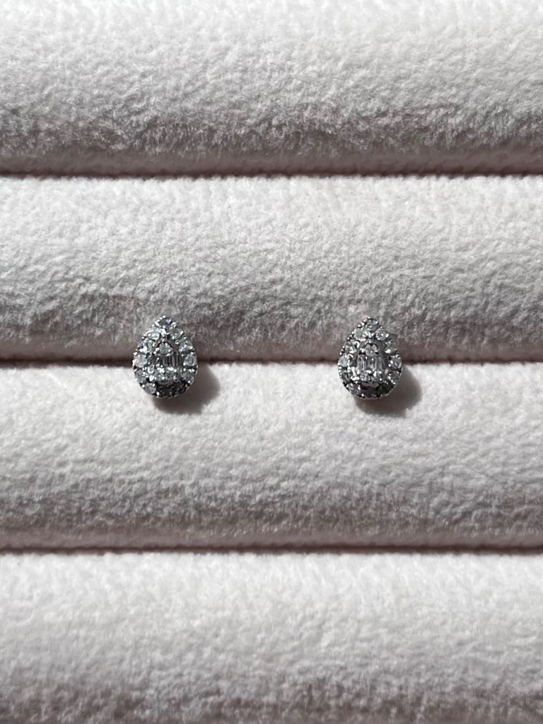 E081 | Natural Diamond Petite Pear Shaped Studs